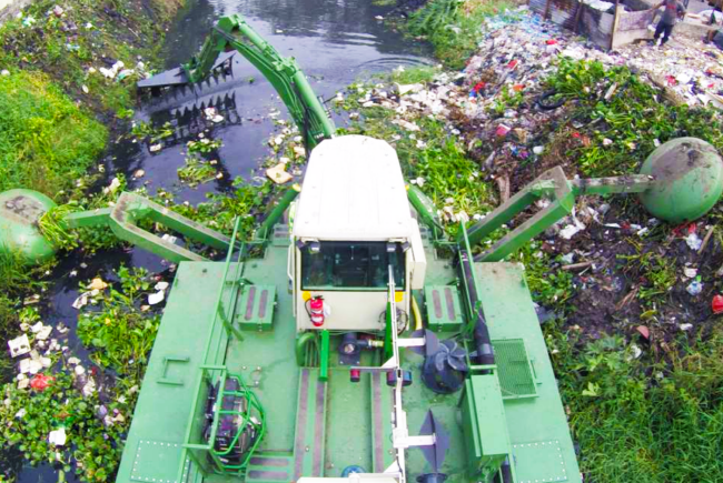 Diesel Engine Amphibious Dredger 500m3/h Water Flow 1500m Discharge Distance
