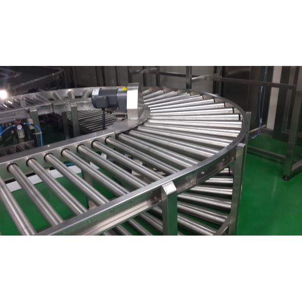 Инженер рисует стальные конечные колпачки ремни конвейерная система для упаковочной линии