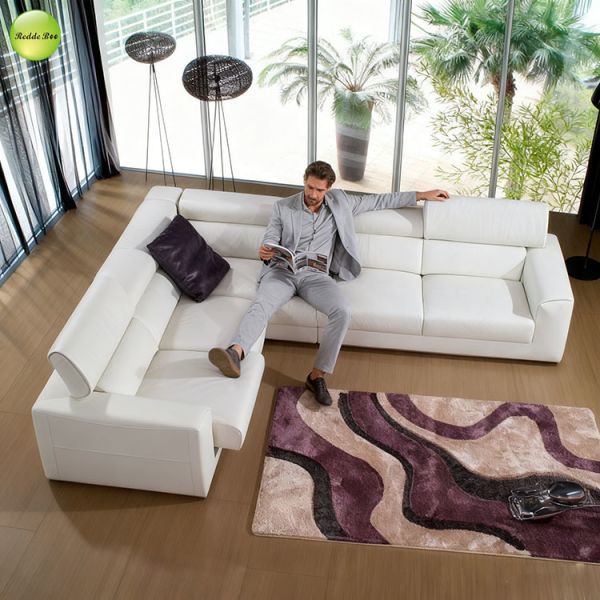 Elegant White Leather Sectional: Sleek Design, Contrast Pillows – Ideal for Modern Chats