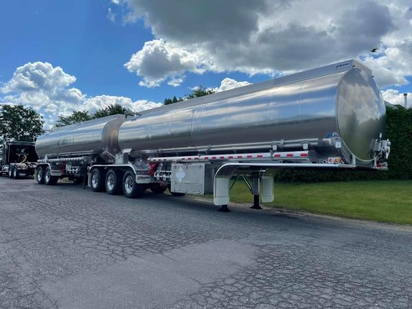 CIMC New Design Super B-Tank Diesel Fuel Tanker Truck Wheel for Oil, Water, Chemical Storage & Refueling Steel Storage