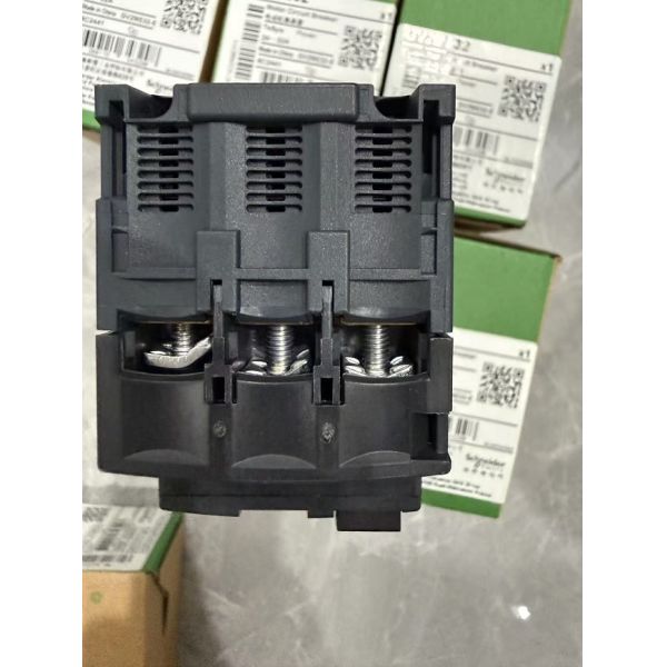 GV2ME32 Schneider Electric Motor circuit breaker TeSys GV2 3P 24-32 A thermal magnetic