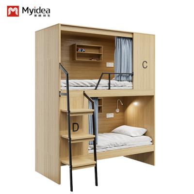 Apartamento moderno totalmente fechado, pronto para albergue, camas de madeira e escadas de aço.