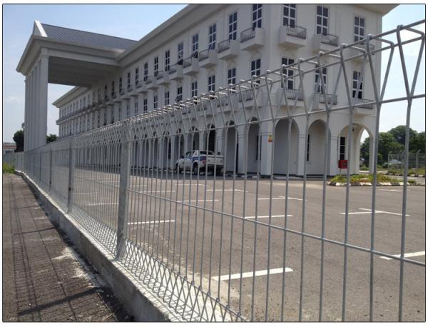 ARC Banksia Galvanized Metal Fence Panels , Heavy Gauge Welded Wire Fence Weldmesh Roll Top