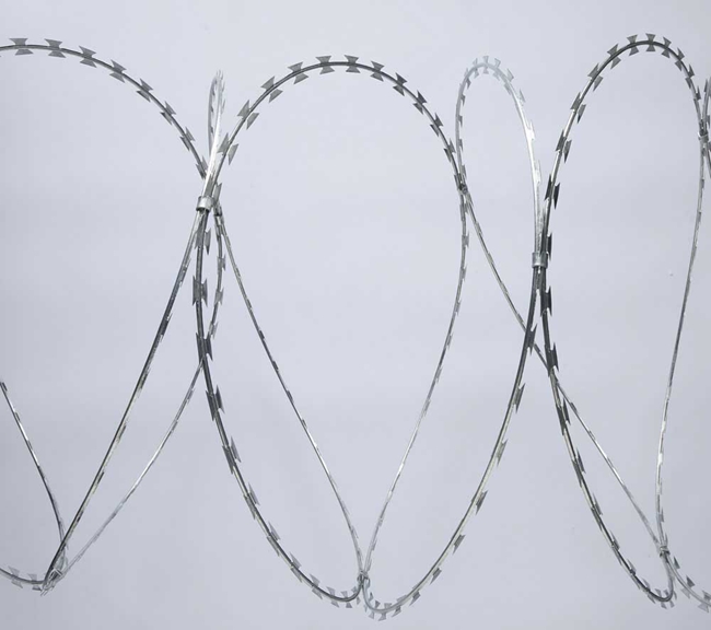 CBT Concertina Razor Barbed Wire Coil используется в тюремных барьерах / лагерях содержания под стражей