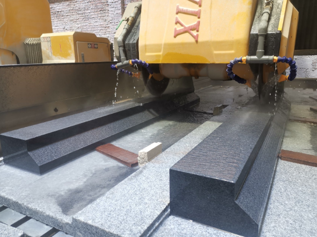 High Precision Stone Bridge Type Linear Cutting & Milling Machine CNC Controlled for Marble/Granite Profiling