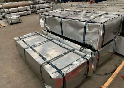 600~1250mm 30-275g/m2 galvanizou o painel ondulado de aço do telhado