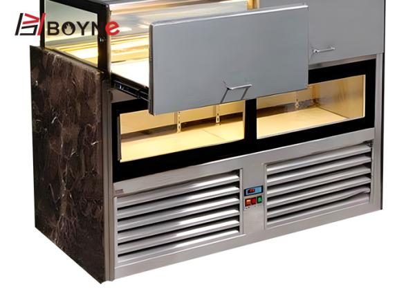 O tipo refrigerador da gaveta da mostra do bolo de chocolate personalizou