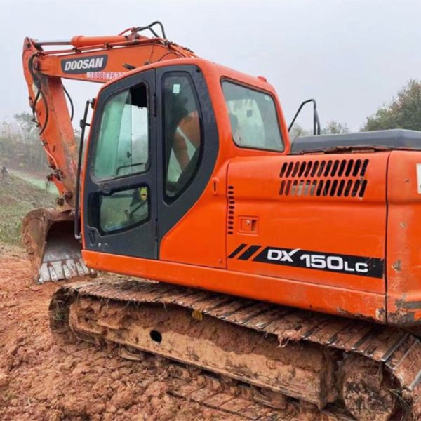 Excavateur Doosan DX150LC 2020 d'une capacité de 15 tonnes et du type moteur DB 58 T en provenance de Corée