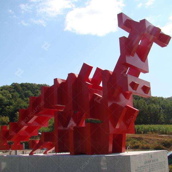 Escultura de aço pintada em spray vermelho contemporâneo ao ar livre por estrada