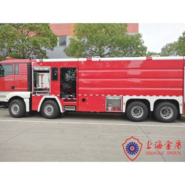 Heavy Duty 8x4 Drive Foam Tanker Fire Truck With Separete Crew Room Six Seats