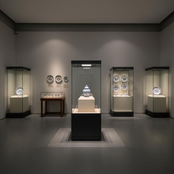 Custom Museum Exhibit Cases 90° Side Opening Glass Full View Freestanding LED Light Showcases
