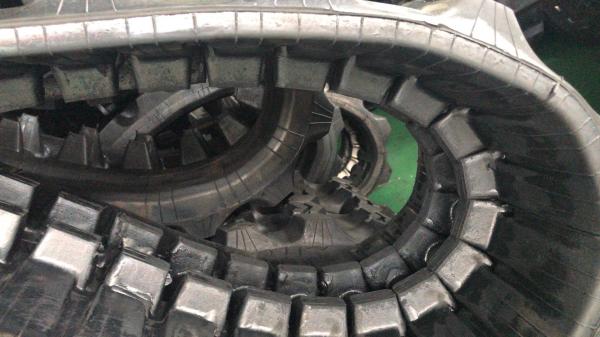 300x52.5x80/82/84/86/88/90 Undercarriage Parts Excavator Rubber Track