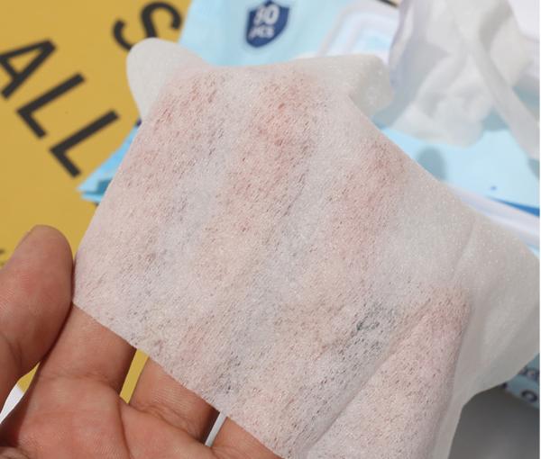 As limpezas molhadas do álcool descartável de 75 por cento matam 99,9% bactérias