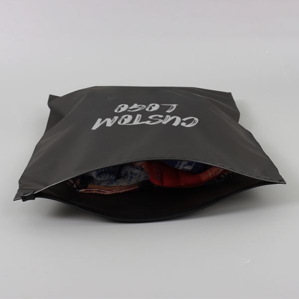 Zhihe Custom Color Matte Custom Print Logo High Quality PE Zipper T-Shirt Shopping Bag Waterproof Recyclable Luxury Socks