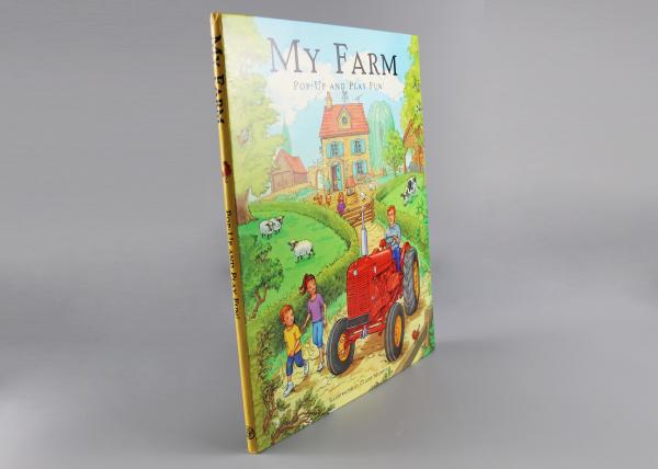 4 crianças da impressão a cores estalam acima os livros/3d estalam acima o livro com o emperramento do ponto de sela