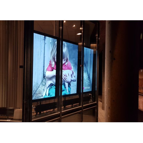 на открытом воздухе цифровой знак всходит на борт стены 65inch установил экран солнечного света 2000nits читаемый