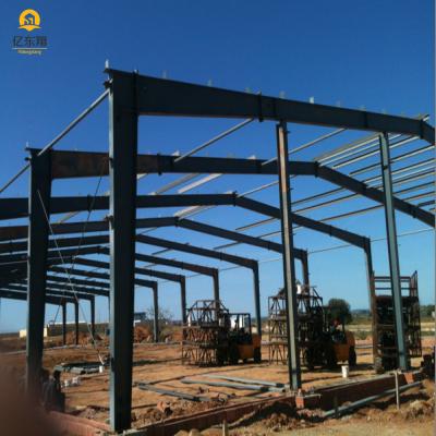 Estructura de acero ASTM A36 para hangar de 150m x 100m con altura de alero de 6.5m