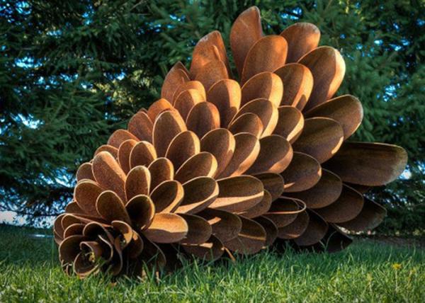 Escultura oxidada de aço do cone do pinho de Corten, escultura moderna da paisagem do metal