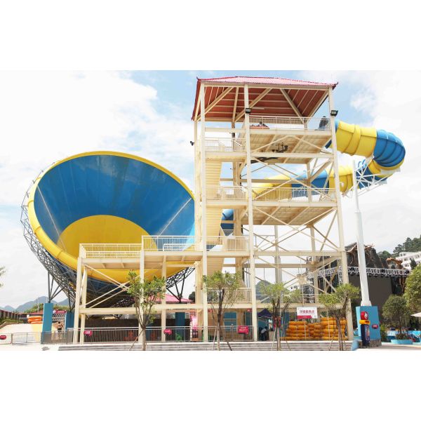 Waterslide детей над скольжением воды бассеина земли для игры воды семьи взаимодействующей