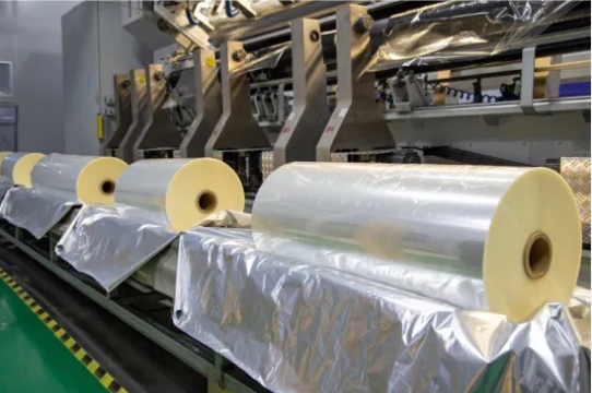 Прямая продажа непрозрачной золотой металлизированной ПЭТ пленки мягкой влагостойкой декоративной пленки ПВХ