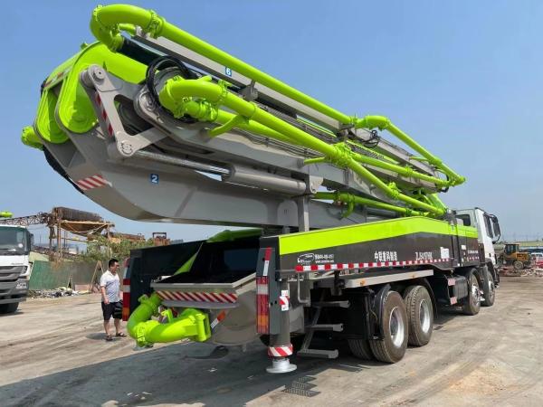 Fournir à Zoomlion une pompe à béton d'occasion de 52 mètres avec remise à neuf et châssis Benz