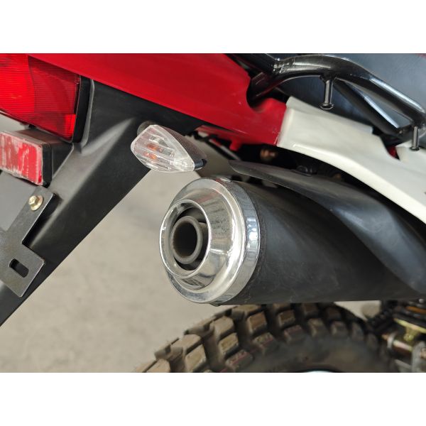 Motocicleta de aventura todoterreno clásica brasileña de 4 tiempos con motor de 150 cc