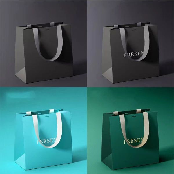 Sacs-cadeaux minimalistes Sacs en papier mat haut de gamme avec poignées renforcées pour les emballages de marque de luxe