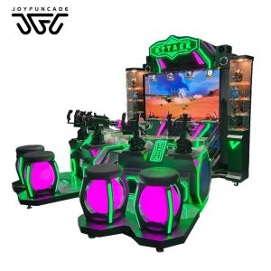 4 joueurs tirant sur une machine à jeux d' arcade, une machine à jeux d' arcade.