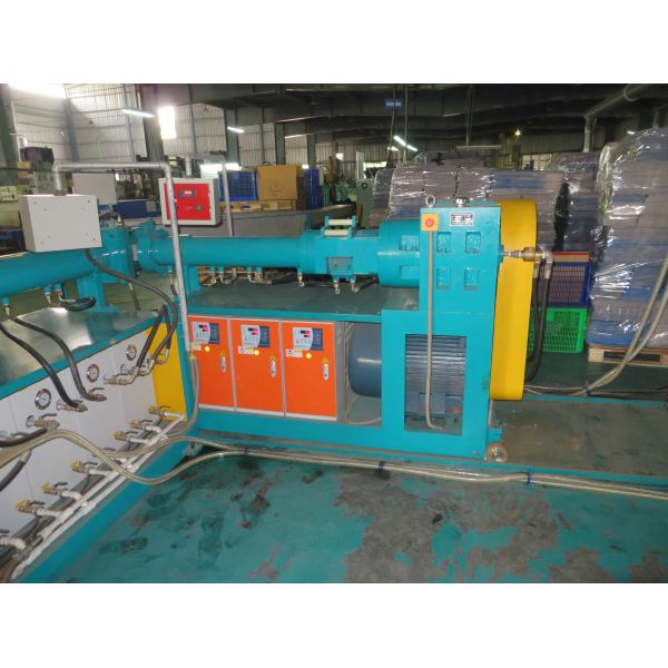 Cold Feeding Rubber Extruder Machine with Force Feeding Screw, Strainer Mechanism, and PLC Control System