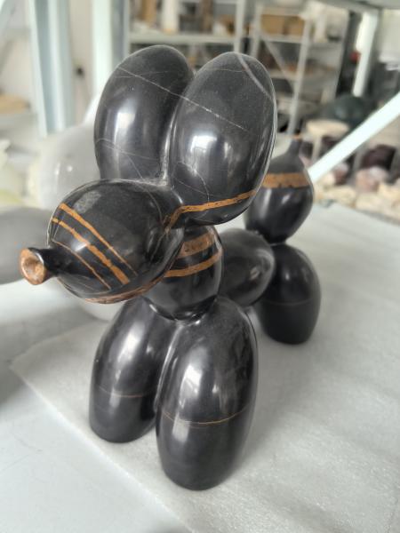Exquisito Balón Perro Escultura de mármol Estatuillas de artesanía personalizadas Mármol resistente