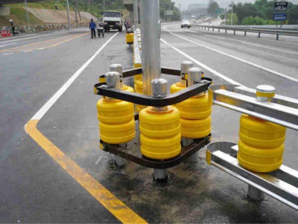 Highway Roller Barrier Anti-corrosion Single Barrel Material EVA / PU / Polyurethane