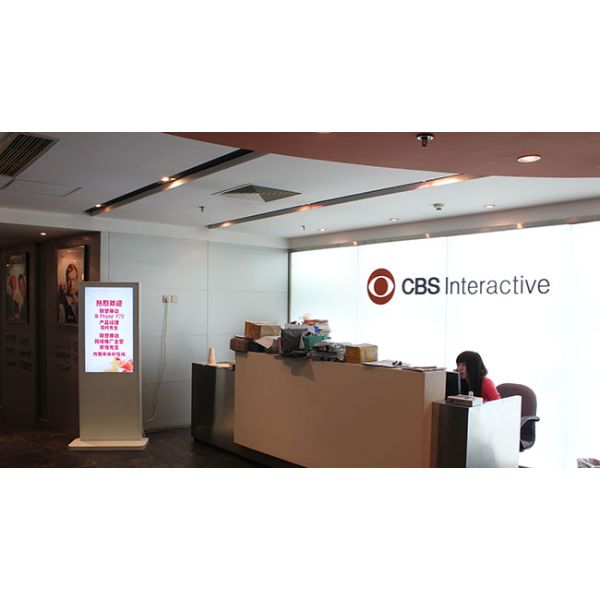 Shopping Mall Floorstanding Portrait Commercial Display 500nits Advertising Player Standee