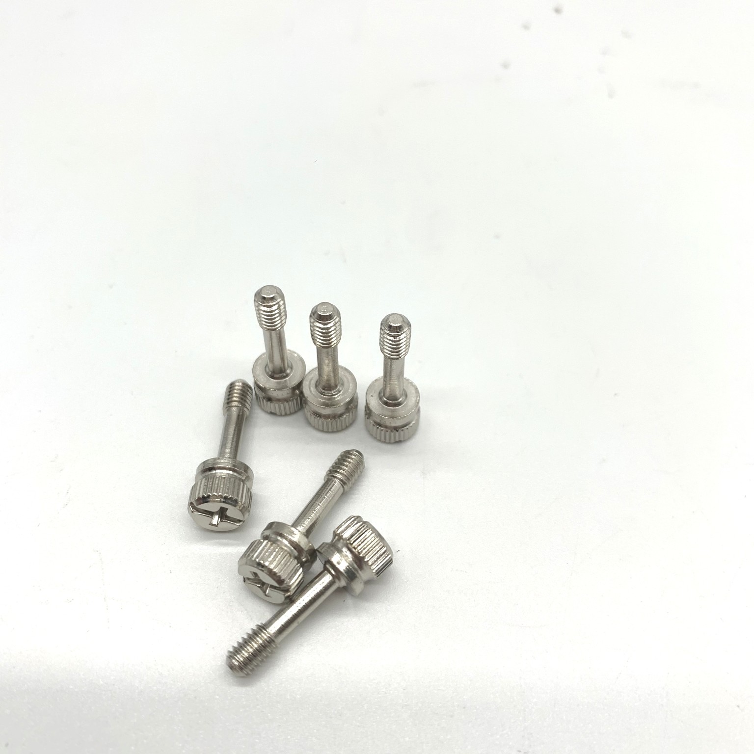 Knurling паза 11-характера M4X16 не приходит из винта винта плененного Винты машины нержавеющей стали паза Knurling, M4 плененный винт A4-80