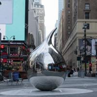 Super Espelhada Escultura de Lágrima de Aço Inoxidável por Richard Hudson em Nova York
