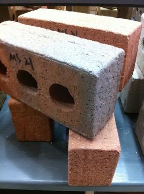 Os tijolos comuns da argila dos materiais de construção da construção limpam com jato de areia a cara com 3 furos