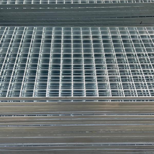 A grade de aço galvanizada resistente do aço em barra do rolamento do metal da raspagem da entrada de automóveis serrilhou a malha de aço