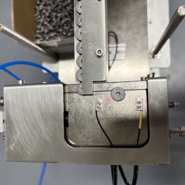 Système d'alimentation rotatif et d'orientation de vis métalliques par bol vibrant OEM/ODM