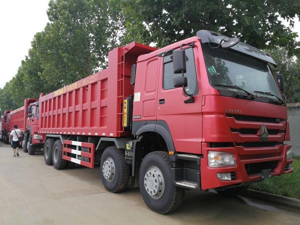 Ventral Lifting Sinotruk 8x4 Heavy Duty Dump Truck 300L With Locking Fuel Cap