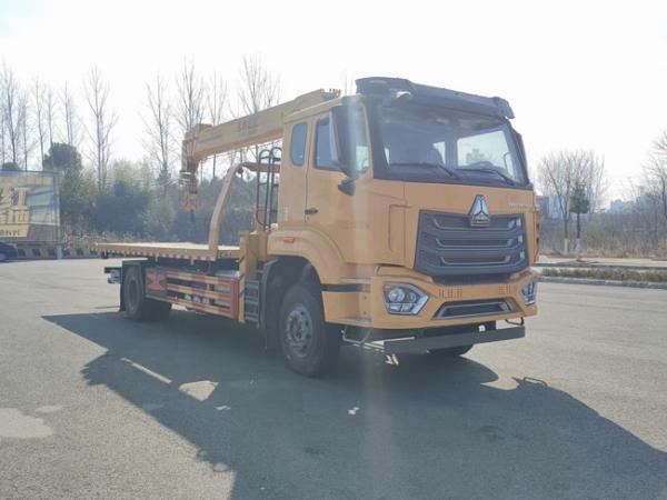 Customized HOWO 4x2 6 Meters Tow Trucks Wrecker Truck With 8 Tons Crane for Car Accidents
