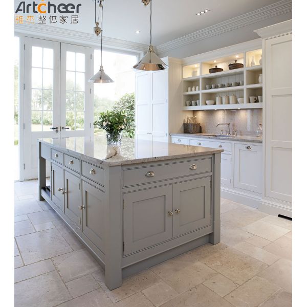 Кухонные шкафы с мраморным камнем и современным стеклянным дизайном подвесных светильников