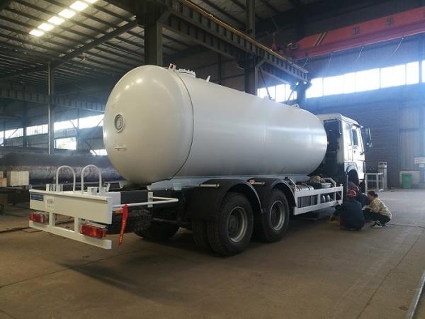 Durable Sinotruk Howo LPG Tanker Truck 10MT Bobtail With Dispenser High Capacity