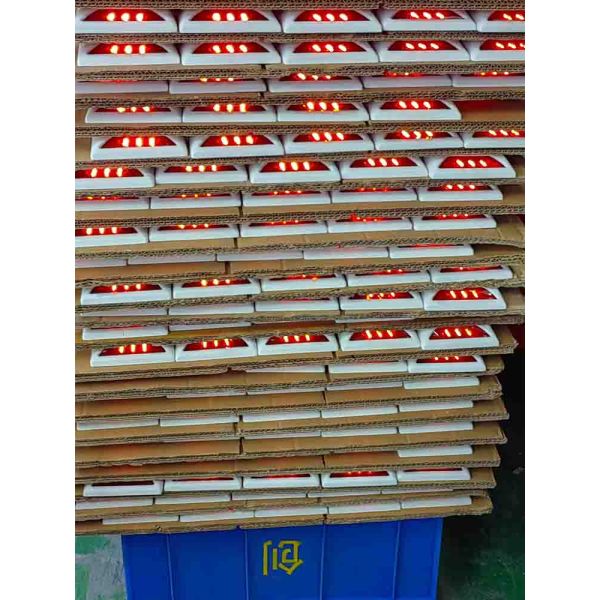 Yellow Led Solar Powered Road Studs Aluminium High Visibility Road Marker Light