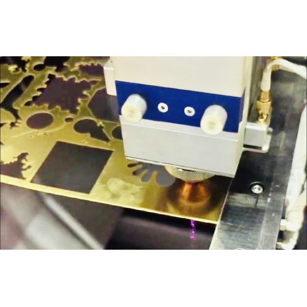 300 * 300 мм Маленькая лазерная резальная машина для металла, Лазерная резальная машина для высокоточных волокон 1500 Вт