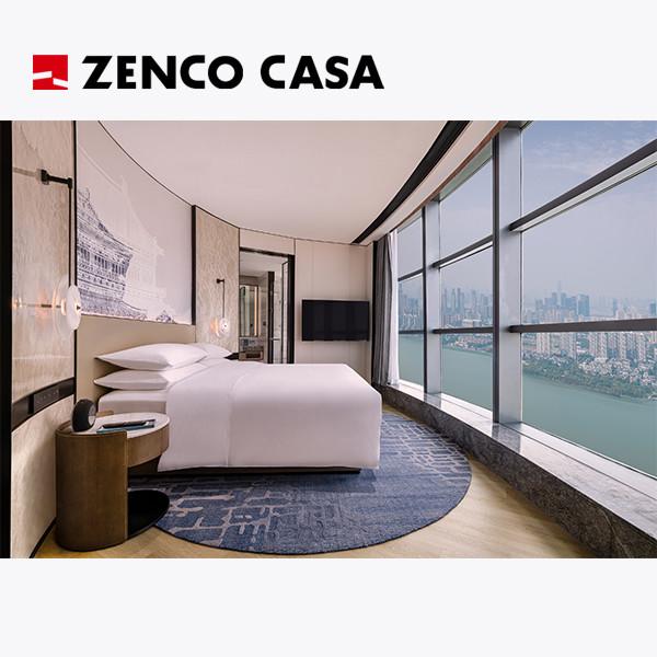 O conjunto de móveis do quarto do hotel inclui cama de madeira maciça e minibar moderno