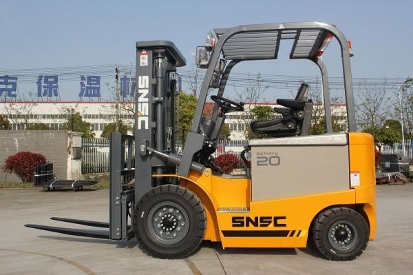 Adjustable Cab Location Four Wheel Electric Forklift 2000kg With 500mm Load Center