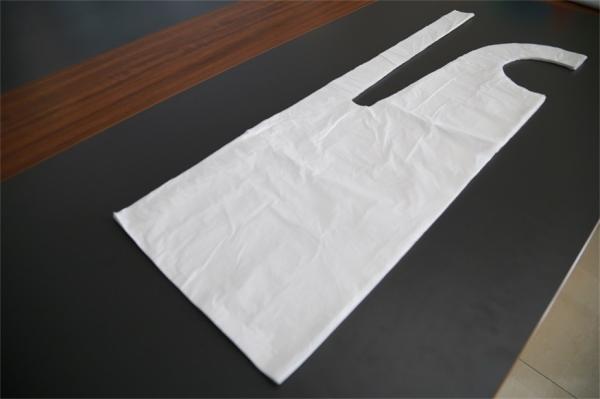 Coloured 27x42 Disposable PE Apron Flat Or Roll Packing For Kitchen Cleaning