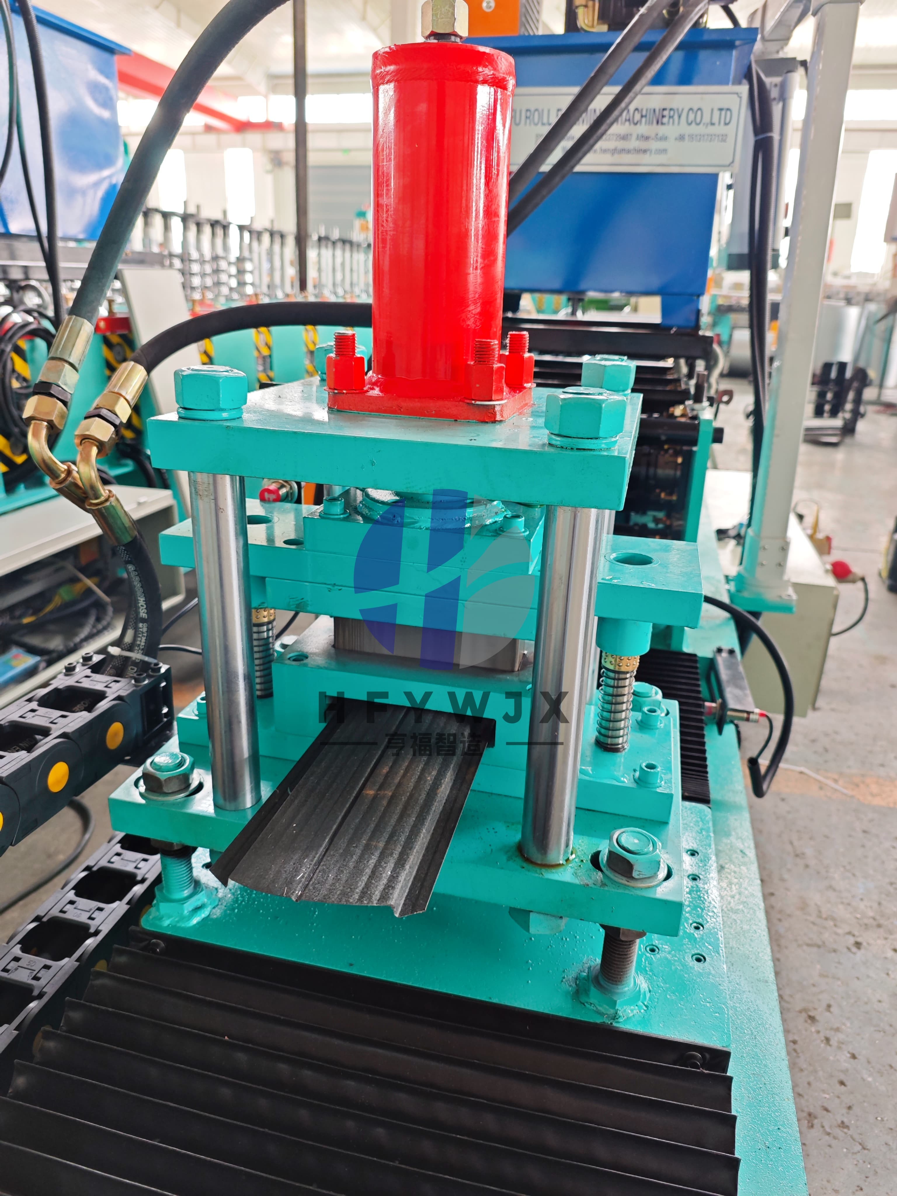 High Precision Non-stop Flying Shear Fence Roll Forming Machine with 16 Rows Rollers and 20-25 m/min Speed