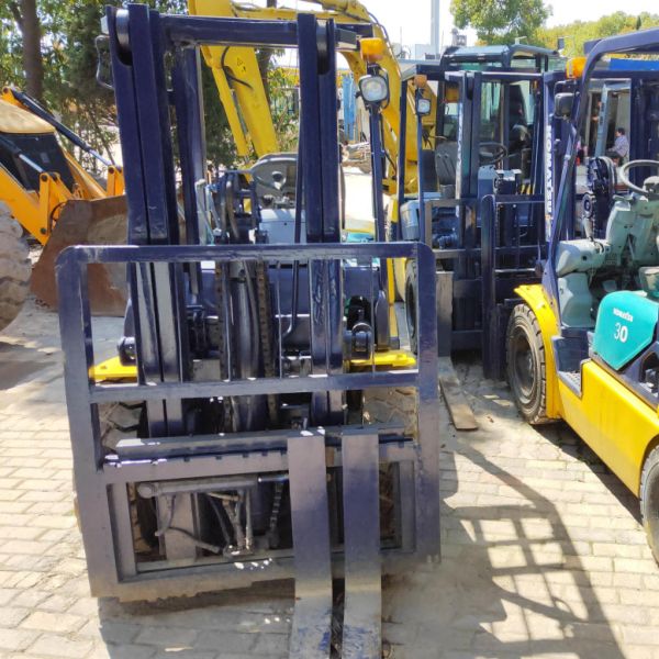 Komatsu FD30 Used Forklift Two Stage Material Handling Equipment 3 Ton