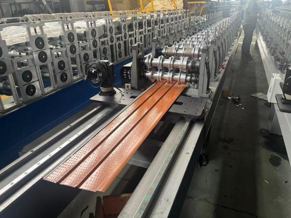 Máquina de moldeado de paneles de soffit con control automático y sistema de afeitado para un funcionamiento sin problemas