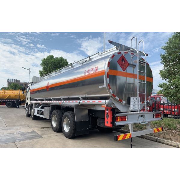 Howo 8X4 6X4 Caminhões-tanque de petróleo essenciais para projetos de obras públicas e socorro em desastres